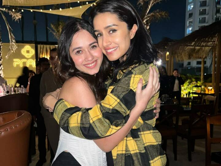 Shraddha Kapoor wearing  shirt worth Rs 2700 at restaurant launch party Jannat Zubair Shraddha Kapoor Pics: सिर्फ 2700 रुपये की शर्ट पहनकर पार्टी में पहुंचीं श्रद्धा कपूर, एक्ट्रेस के गॉर्जियस लुक पर थमीं सबकी निगाहें