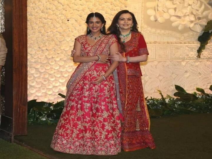 वहीं राधिका के पिता वीरेन मर्चेंट देश के सबसे अमीर कारोबारियों की लिस्ट में शामिल हैं. उनकी कुल नेट वर्थ 755 करोड़ है.(PC: Instagram)