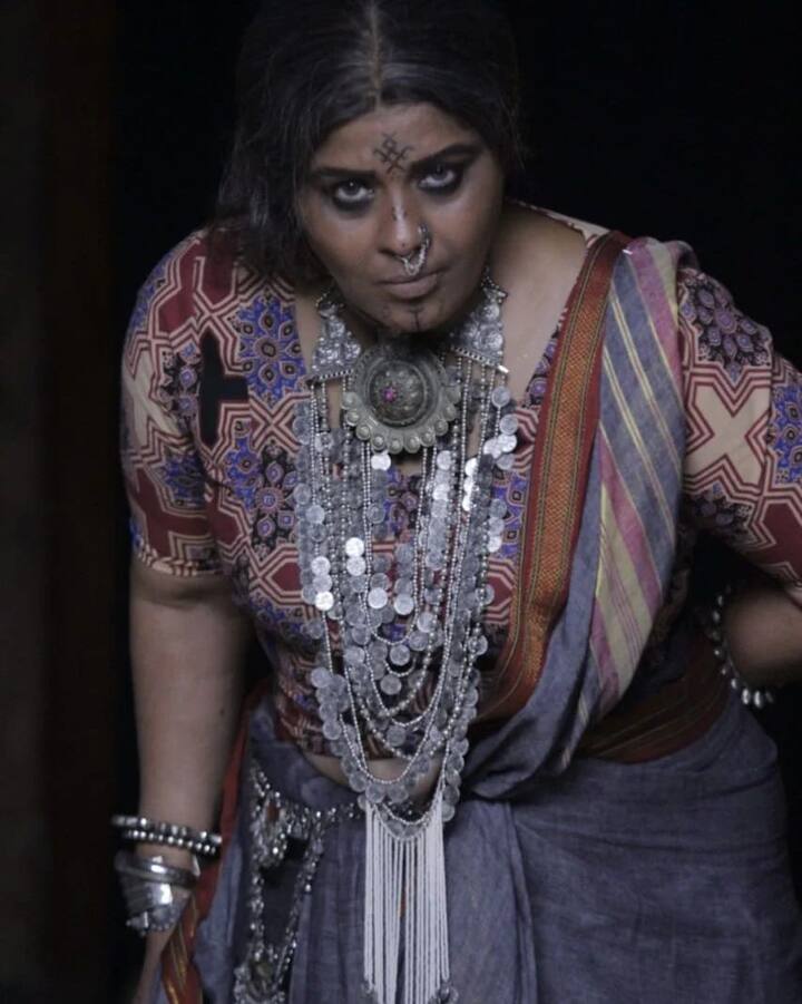 'नागिन' के पहले सीज़न के बाद से सुधा चंद्रन लगातार शो की दमदार एक्टर बनी हुई हैं. उन्होंने अपने नेगेटिव किरदार से सबका दिल जीत लिया है. रिपोर्ट्स के मुताबिक, वह इस शो की हाईएस्ट पेड एक्ट्रेस हैं और एक एपिसोड का 3 लाख रुपये चार्ज करती हैं.