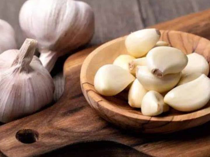 Garlic can increase these 4 diseases People suffering from the problem of high blood pressure लहसुन बड़े काम की चीज है... लेकिन अगर ये दवाई लेते हैं तो दूरी बना लीजिए! उल्टा हो जाएगा असर