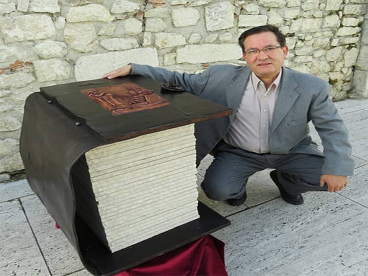 Man Creates World Record For Writing 81 Books Backward Using Mirror Writing Technique Man Creates World Record For Writing 81 Books Backward Using 'Mirror Writing' Technique