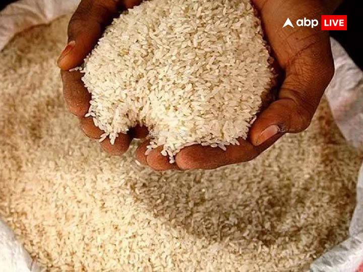 खिचड़ी खाने व दान करने से कई ग्रहों की कृपा प्राप्त होती है. खिचड़ी चावल से बनाई जाती है और चावल का संबंध चंद्र ग्रह से होता है. क्योंकि चावल को चंद्रमा का कारक कहा गया है.