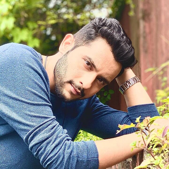 রোহিত ও সোনিয়া একে অপরের প্রেমে পড়ে এবং এরপর রোহিত খুব রহস্যজনকভাবে খুন হয়ে যায়। সেই শোক থেকে রেহাই পেতে নিউজিল্যান্ডে পাড়ি দেয় সোনিয়া।