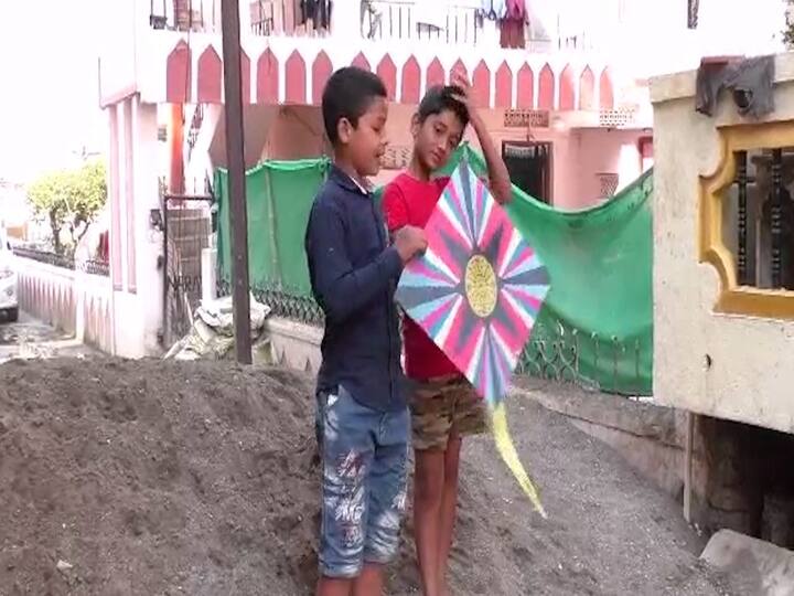 इमारतींच्या गच्चीवर एकत्र येत लहानग्यांनी पतंग उडवण्याचा आनंद लुटला.