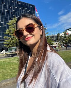 PHOTO: अनुष्का सेनच्या मिरर सेल्फीने वेधलं लक्ष; पाहा फोटो!