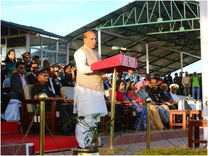 इस दौरान सैनिकों को संबोधित करते हुए रक्षा मंत्री राजनाथ सिंह ने देश की सीमा और अंखण्डता की रक्षा करने के लिए भारतीय सेना की प्रशंसा की. राजनाथ सिंह ने कहा कि भारत देश जिन चीजों के लिए दुनियाभर में जाना जाता है उनमें से भारतीय सेना भी एक है.