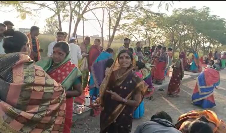 Makar Sankranti 2023 women haldi kumkum program in smashan bhumi initiative in Latur Makar Sankranti: स्मशानभूमीत हळदी कुंकू! लातूरमधील गावातील मकरसंक्रांतीच्या अनोख्या कार्यक्रमाची चर्चा