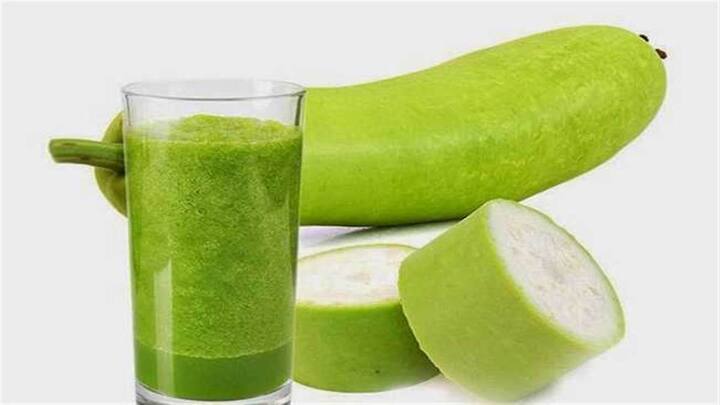 ग्लोइंग स्किन के लिए आप लौकी का डिटॉक्स ड्रिंक भी पी सकते हैं. लौकी में प्रचुर मात्रा में पानी होता है जो आपकी त्वचा में नमी बनाए रखता है और यह त्वचा में झुर्रियां आने से रोकता है