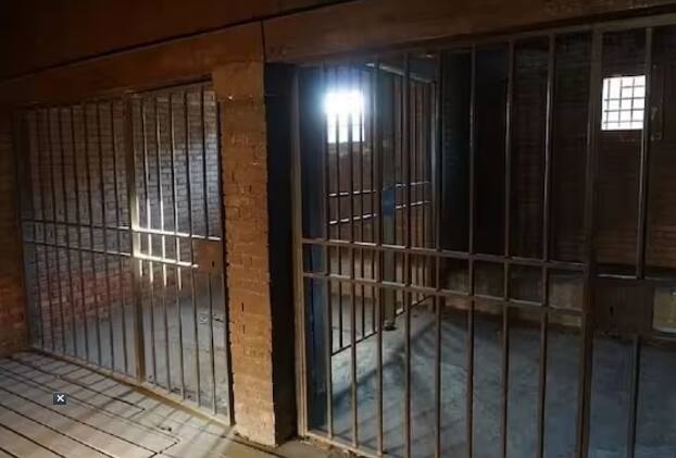 ਸਪੇਨ ਦੀ ‘ਅਰਨਜੁਏਜ਼ ਜੇਲ੍ਹ’ ਵਿੱਚ ਕੈਦੀਆਂ ਨੂੰ ਆਪਣੇ ਪਰਿਵਾਰਾਂ ਨਾਲ ਰਹਿਣ ਦੀ ਇਜਾਜ਼ਤ ਹੈ। ਜੇਲ੍ਹ ਦੀਆਂ ਕੋਠੜੀਆਂ ਦੇ ਅੰਦਰ ਛੋਟੇ ਬੱਚਿਆਂ ਲਈ ਦੀਵਾਰਾਂ 'ਤੇ ਕਾਰਟੂਨ ਵੀ ਬਣਾਏ ਗਏ ਹਨ। ਇਸ ਦੇ ਨਾਲ ਹੀ ਉਨ੍ਹਾਂ ਲਈ ਸਕੂਲ ਅਤੇ ਖੇਡ ਮੈਦਾਨ ਦਾ ਵੀ ਪ੍ਰਬੰਧ ਹੈ। ਇਸ ਜੇਲ੍ਹ ਵਿੱਚ 32 ਅਜਿਹੇ ਸੈੱਲ ਹਨ, ਜਿੱਥੇ ਕੈਦੀ ਆਪਣੇ ਪਰਿਵਾਰਾਂ ਨਾਲ ਰਹਿੰਦੇ ਹਨ।