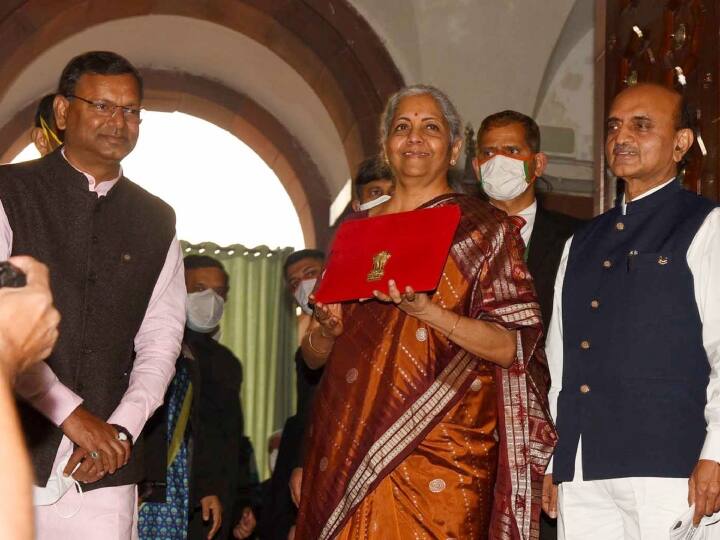 ब्रीफकेस को लेकर आखिरी बदलाव पिछले साल डिजिटल इंडिया के तहत देखा गया जब वित्त मंत्री निर्मला सीतारमण ने राष्ट्रीय प्रतीक के साथ लाल केस में कवर टैबलेट का उपयोग करके पेपरलैस बजट पेश किया था. (PC- pib.gov.in)