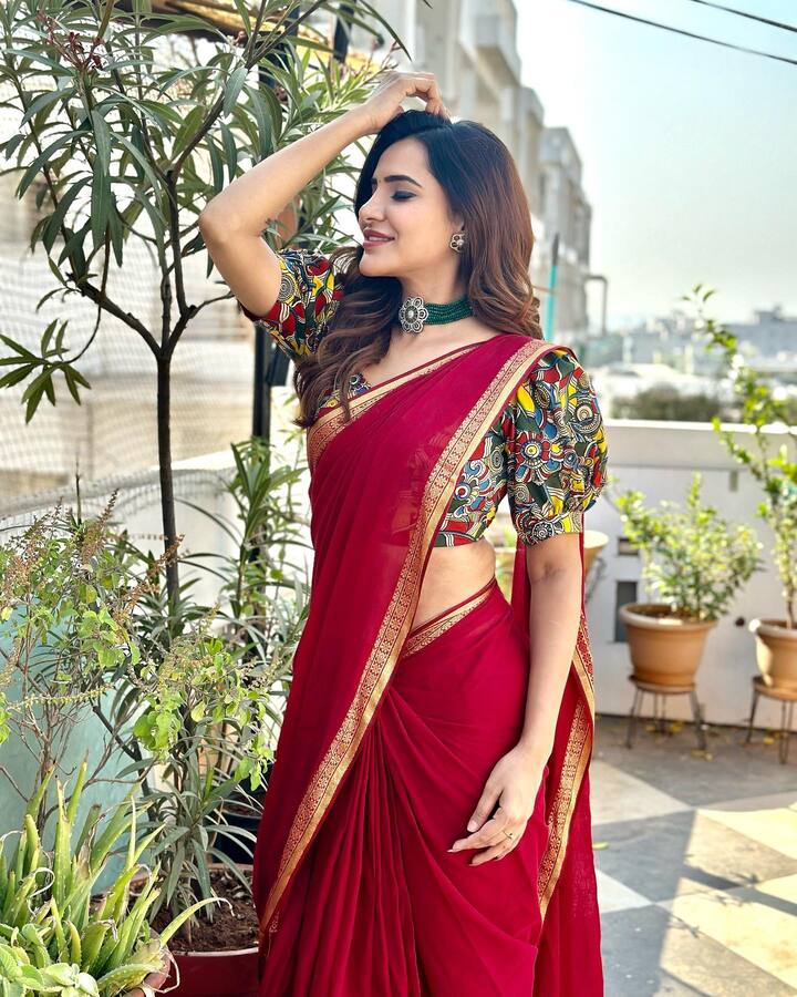 సిల్క్ చీరలో మరింత అందంగా కనిపిస్తోంది అషూ రెడ్డి. Photo Credit: Ashu Reddy/Instagram