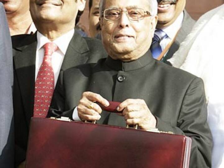 2012 में पूर्व वित्त मंत्री प्रणब मुखर्जी ने कांग्रेस की सरकार का बजट पेश करने के लिए एक अलग चमड़े के ब्रीफकेस का इस्तेमाल किया था. (File Photo)