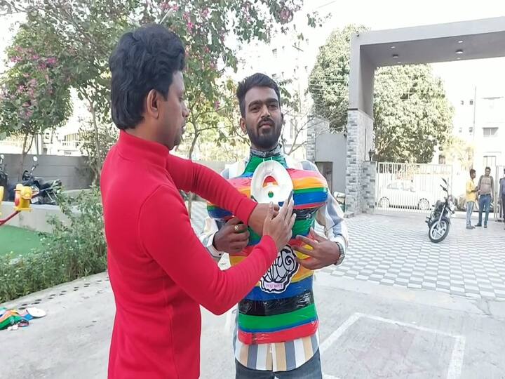 राष्ट्रपती पुरस्कार विजेते शिक्षक डॉ.अमोल बागुल,   निलेश पठारे , सुनिल मोरे यांनी हे कवच बनवलं आहे.