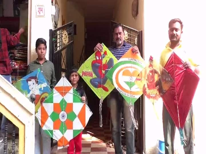 Makar Sankranti 2023 : नांदेडमध्ये आज मकरसंक्रांती निमित्त पतंग उडवण्याची धूम पाहायला मिळाली. थोरा- मोठ्यासह लहानग्यांचीही पतंगबाजीसाठी चढाओढ सुरू होती.