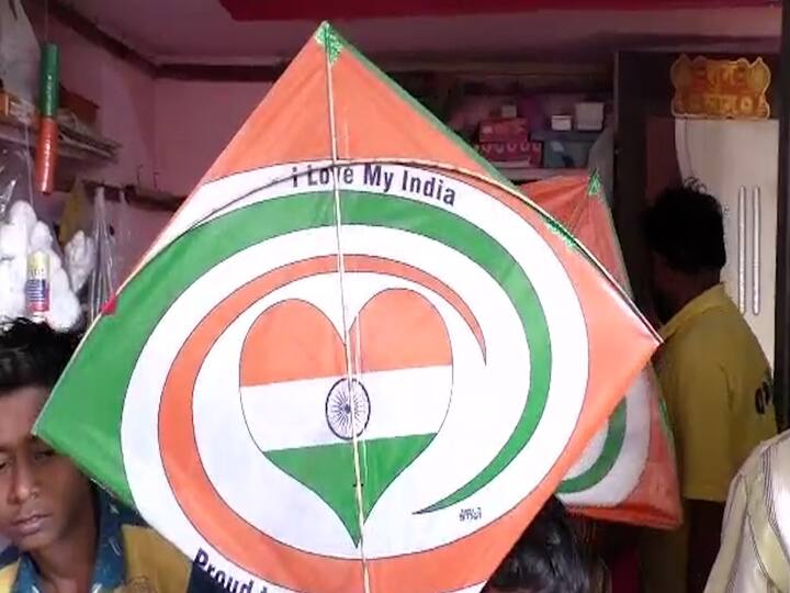 भारतीय ध्वजाच्या रंगाचे नकाशे हवेत सोडून नांदेडकरांनी देशाबद्दलचे प्रेम दाखवून दिले.