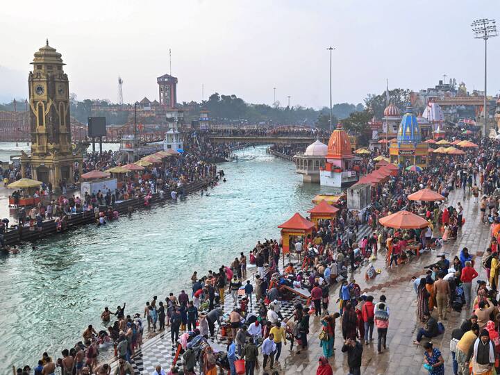 Devotees gather on the banks of Ganga river to take a 'holy dip' on the occasion of 'Makar Sankranti', at Har Ki Pauri in Haridwar, Saturday, Jan. 14, 2023. (Source: PTI)