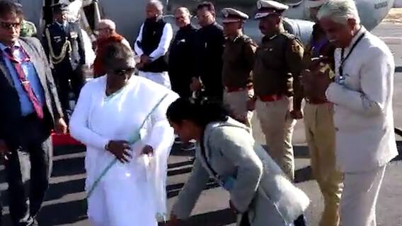 Rajasthan Engineer Suspended | Draupadi Murmu పాదాలు తాకేందుకు యత్నించిన ఇంజినీర్ సస్పెన్షన్