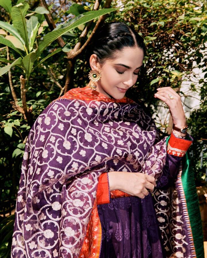 वेगवेगळे लूकमधील फोटो सोनम सोशल मीडियावर शेअर करते.(फोटो सौजन्य :sonamkapoor/इंस्टाग्राम)