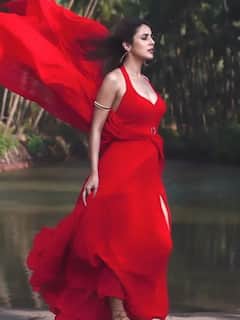 Shehnaaz Gill Pics: सुर्ख लाल ड्रेस में टाइटैनिक पोज देती दिखीं शहनाज गिल, इनकी कातिलाना अदाएं नहीं देखी तो क्या देखा