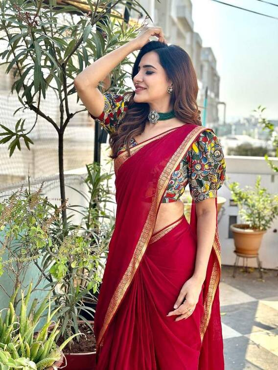 చీర కట్టుతో కనికట్టు చేస్తున్న బిగ్ బాస్ బ్యూటీ