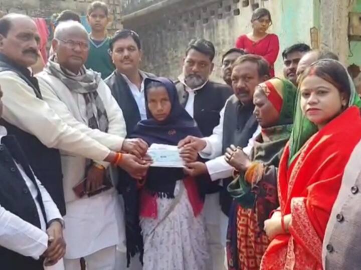 Chandauli Oxygen Cylinder Blast families got financial help sent by SP leader Akhilesh Yadav ANN Chandauli Oxygen Cylinder Blast: चंदौली में ऑक्सीजन सिलेंडर ब्लास्ट मामला, मारे गए लोगों के परिजनों को अखिलेश यादव का मिला चेक