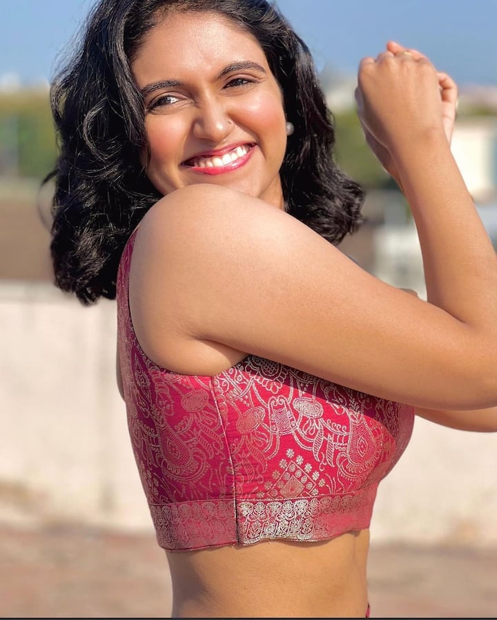 'सैराट' चित्रपटामुळे रिंकूचं आयुष्य पूर्णपणे बदलून गेलं. या चित्रपटामुळे रिंकूला नवी ओळख मिळाली ती म्हणजे आर्ची. पहिल्याच चित्रपटात रिंकू हिट ठरली. (फोटो सौजन्य :iamrinkurajguru/इंस्टाग्राम)