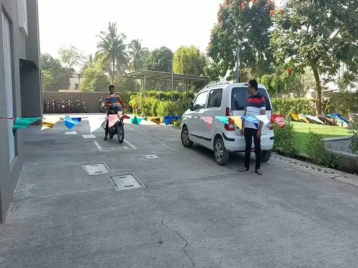 चेहरा झाकण्यासाठी घडी करण्याजोगता मुखवटा या जॅकेटला लावलेला आहे.