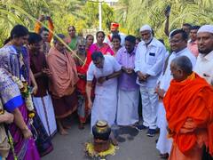 Pongal Festival: வெளிநாட்டவருடன் சேலம் மாவட்ட ஆட்சியர் அலுவலகத்தில், பாரம்பரிய முறையில் பொங்கல் விழா கொண்டாட்டம்.