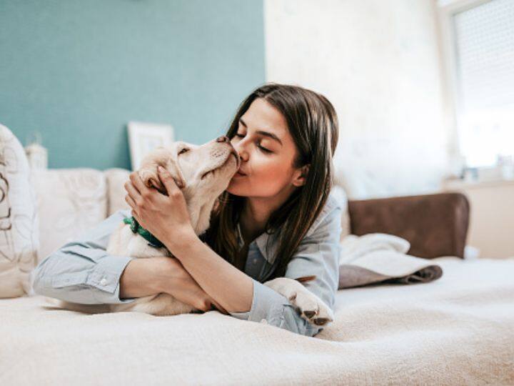 Is It Completely Safe To Kiss Pet Dogs Know what the new research says क्या पालतू डॉग्स को चूमना पूरी तरह से सुरक्षित है? जानिए क्या कहता है नया रिसर्च