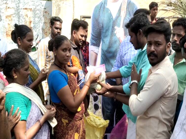 Vijay fans gave Varisu movie tickets as Pongal gifts to Narikkuravar community in Mayiladuthurai! Pongal 2023: மயிலாடுதுறை: நரிக்குறவ மக்களுக்கு வாரிசு திரைப்படம் டிக்கெட்டுகளை பொங்கல் பரிசாக வழங்கிய விஜய் ரசிகர்கள்!