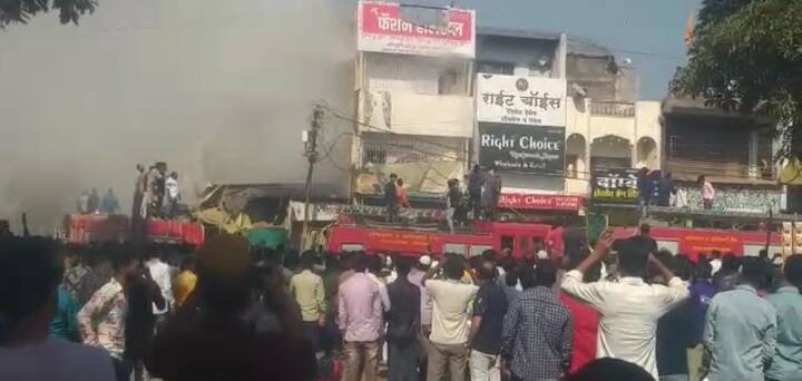 दुपारच्या सुमारास शहागंज परिसरात असलेल्या न्यु फॅशन होलसेल कापड दुकानाच्या तिसऱ्या मजल्यावरील गोडाऊनला आग लागली.