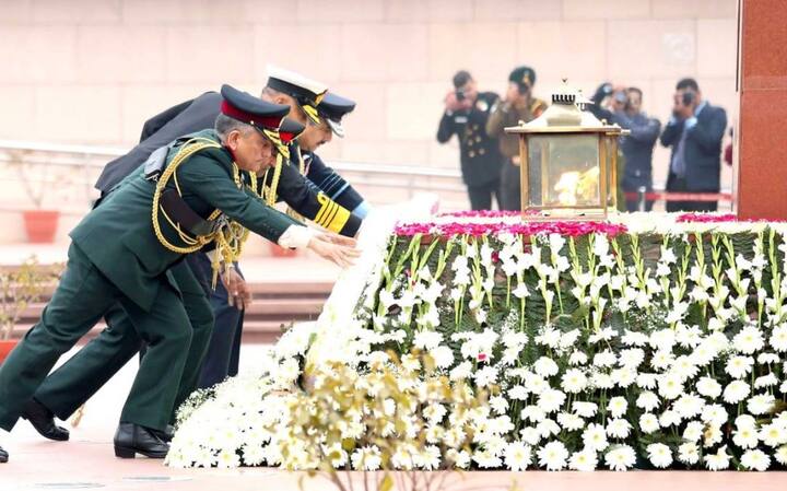 आजच्या दिवशी  देशासाठी बलिदान देणाऱ्या विरांना अभिवादन केले जाते.
