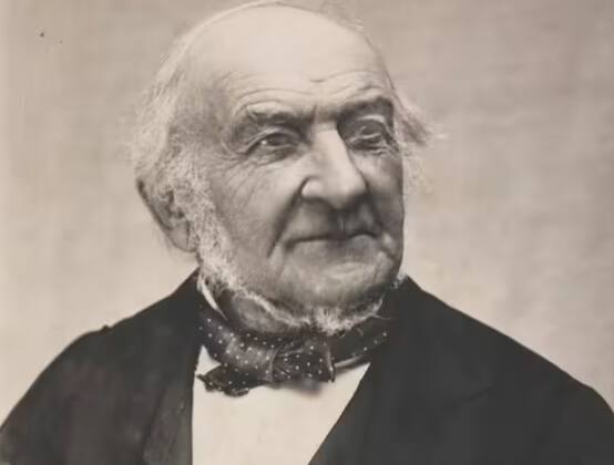 ਬਜਟ ਨੂੰ ਬ੍ਰੀਫਕੇਸ ਵਿੱਚ ਲਿਆਉਣਾ ਇੱਕ ਅੰਗਰੇਜ਼ੀ ਕਲਚਰ ਹੈ, ਜਿਸਦੀ ਵਰਤੋਂ 1800 ਵਿੱਚ ਸ਼ੁਰੂ ਕੀਤੀ ਗਈ ਸੀ। ਇਹ ਉਦੋਂ ਸ਼ੁਰੂ ਹੋਇਆ ਜਦੋਂ ਵਿਲੀਅਮ ਈਵਰਟ ਗਲੈਡਸਟੋਨ ਇੱਕ ਲਾਲ ਬ੍ਰੀਫਕੇਸ ਵਿੱਚ ਲੈ ਕੇ ਆਏ ਸਨ। (PC - National Portrait)