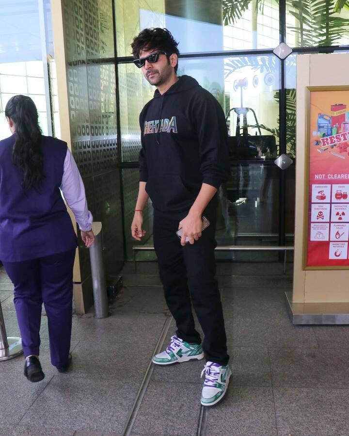 स्टाइलिश और फंकी लुक के लिए अभिनेता कार्तिक आर्यन के कई लुक्स को आप कॉपी कर सकते हैं. एक्टर सोशल मीडिया पर काफी एक्टिव रहते हैं और अपनी तस्वीरें शेयर करते रहते हैं.