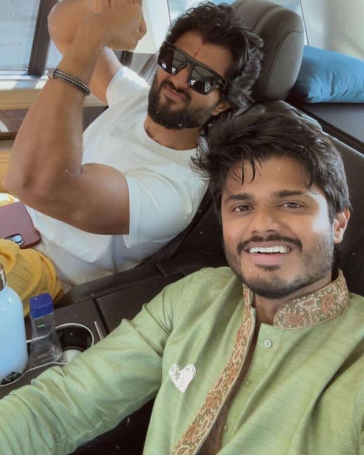 ప్రస్తుతం ఈ ఫోటోలు నెట్టింట్లో వైరల్ అవుతున్నాయి. Photo Credit: Vijay Deverakonda/Instagram