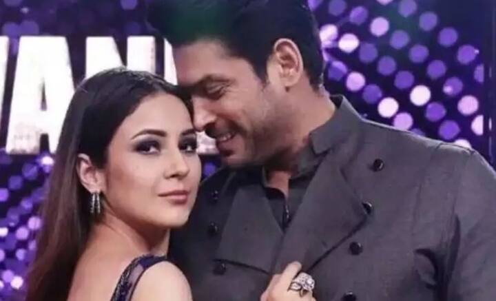 কিন্তু ২০২১-এর ২ সেপ্টেম্বর আচমকাই হৃদরোগে আক্রান্ত হয়ে মারা যান সিদ্ধার্থ। শোনা যায়, শেহনাজের কোলো মাথা রেখেই শেষ নিঃশ্বাস ত্যাগ করেন তিনি। সেই সময় শ্মশান ঘাট থেকে বাড়ির আনাচে কানাচে শেহনাজের উপর নজর গিয়ে পড়ে সকলের। তাতে বেশ কিছু দিনের জন্য আড়ালে চলে যান নায়িকা।