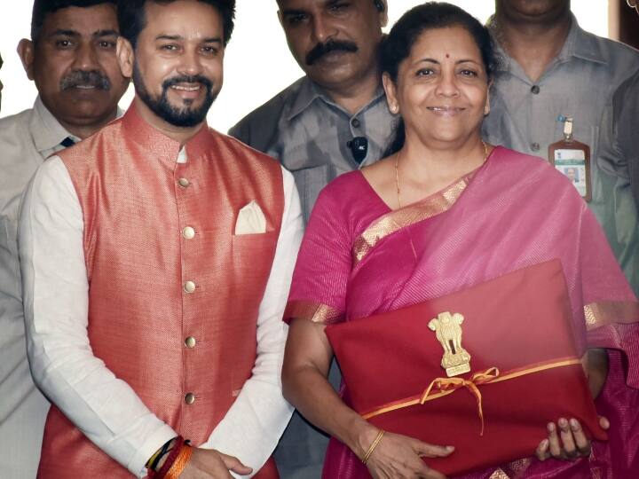 2019 में निर्मला सीतारमण ने बही-खाते में बजट लाने की सदियों पुरानी परंपरा को तोड़ा था. वह लाल-मखमली कपड़े में ढके हुए बजट के दस्तावेज लेकर आई, जिसे बहीखाता का नाम उन्होंने दिया था. इस कदम ने ब्रीफकेस में बजट लाने की परम्परा को खत्म कर दिया गया था. (PC- pib.gov.in)