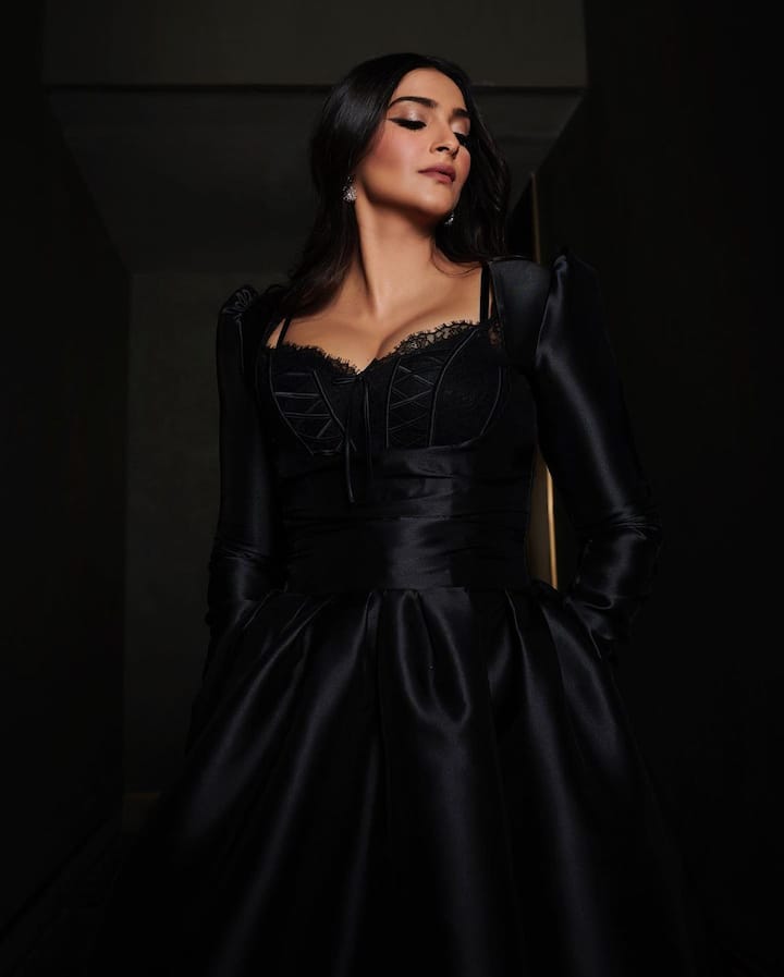 बॉलिवूडमधील (Bollywood) प्रसिद्ध अभिनेत्री सोनम कपूर (Sonam Kapoor) ही तिच्या चित्रपटांमुळे चर्चेत असते.(फोटो सौजन्य :sonamkapoor/इंस्टाग्राम)