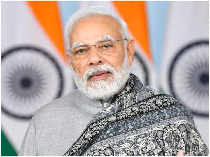 Premierminister Narendra Modi und Verteidigungsminister Rajnath Singh interagieren mit Agniveers