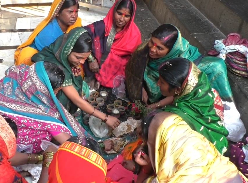 Makar Sankranti 2023 : हजारो महिला भाविक पंढरपुरात दाखल, मकर संक्रांतीनिमित्त रुक्मिणी मातेस नवीन धान्य अर्पण