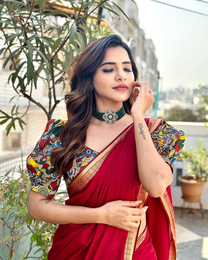 రెడ్ శారీ, పూల పూల బ్లౌజ్ లో ఆకట్టుకుంది. Photo Credit: Ashu Reddy/Instagram