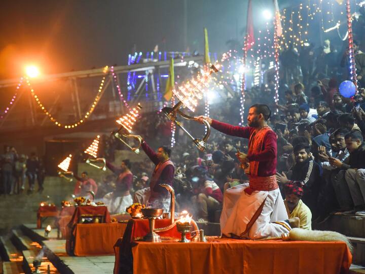इस बार मकर संक्रांति की डुबकी श्रद्धालु दो दिन लगा सके. शनिवार और रविवार (आज). श्रद्धालुओं में खास उत्साह देखने को मिला. आस्था की डुबकी लगाने के लिए घाटों पर पहुंचे श्रद्धालुओं ने हर हर गंगे के जयकारें किए.