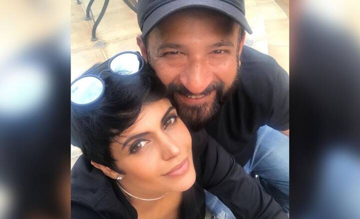 কিন্তু স্বামী রাজ কৌশলের মৃত্যুর পর আক্রমণের মুখে পড়েন রিয়া। কেন জিন্স পরছেন, খোলামেলা পোশাক পরছেন, বন্ধুদের সঙ্গে কেন হুল্লোড় করছেন, তা নিয়ে প্রশ্ন তোলে নীতি পুলিশের দল।