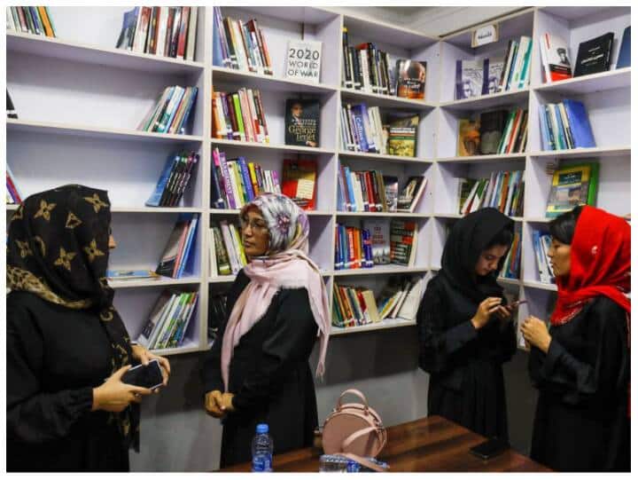 Afghanistan Talibani govt spokeperson Zabiullah Mujahid said women education is not a priority Taliban Women Ban: महिलाओं के हक को देश में वरीयता नहीं, पढ़ाई पर बैन रहेगा जारी- शरिया कानून का हवाला देकर बोला तालिबान
