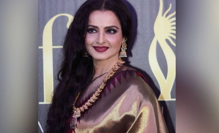 শোনা যায়, রেখার ওড়না গলায় জড়িয়েই ১৯৯০ সালের ২ অক্টোবর আত্মঘাতী হন মুকেশ। তার জন্য রেখাকে ডাইনি অপবাদও দেওয়া হয়। এমনকি এখনও তাঁর রঙিং শাড়ি পরা, সিঁথি রাঙানো নিয়েও উড়ে আসে আক্রমণ।