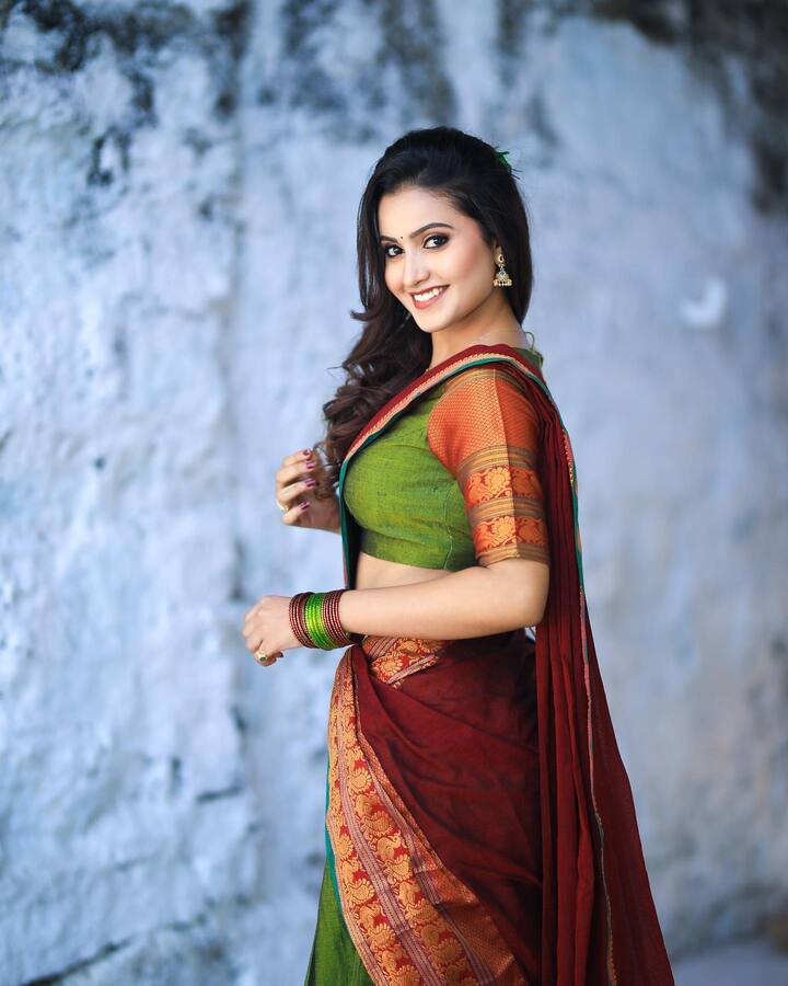 ‘ఢీ‘ డ్యాన్స్ షో యాంకర్ గా ఆకట్టుకుంది. Photo Credit@Deepika Pilli/instagram