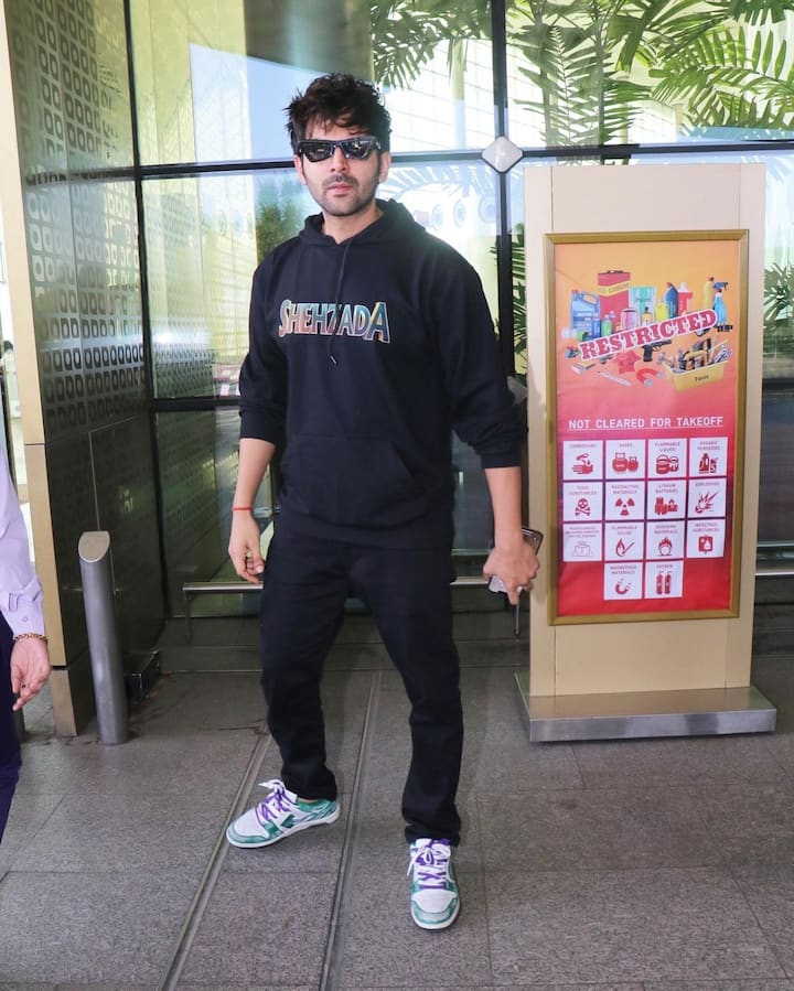 बॉलीवुड के वन ऑफ द मोस्ट हैंडसम एंड डैशिंग एक्टर कार्तिक आर्यन की स्मार्टनेस की लड़कियों तो खूब दीवानी हैं. लेकिन लड़कों को भी एक्टर के लुक्स से इंस्पिरेशन लेनी चाहिए.