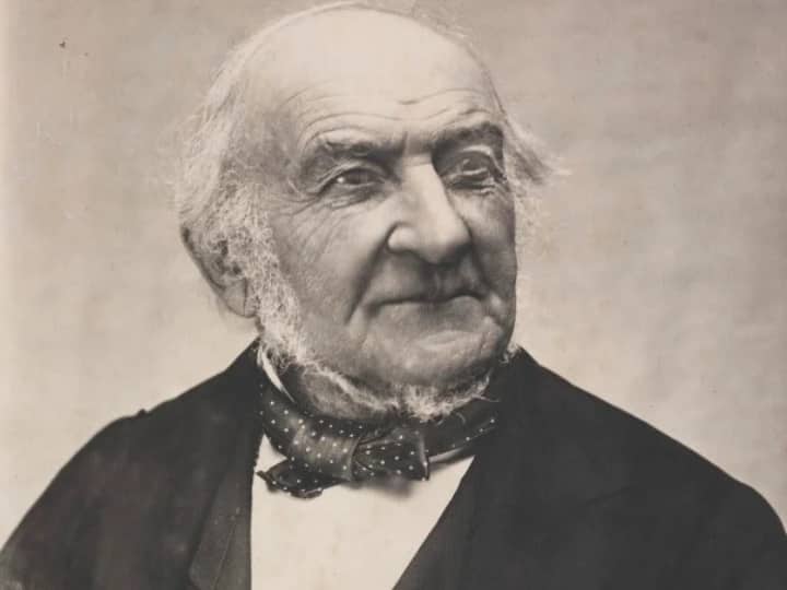 बजट को ब्रीफकेस में लाने का यह एक इंग्लिश कल्चर है, जिसे 1800 में उपयोग में शुरू किया गया था. इसकी शुरुआत तब हुई जब विलियम इवर्ट ग्लैडस्टोन लाल ब्रीफकेस में बजट लेकर आए. (PC- National Portrait)