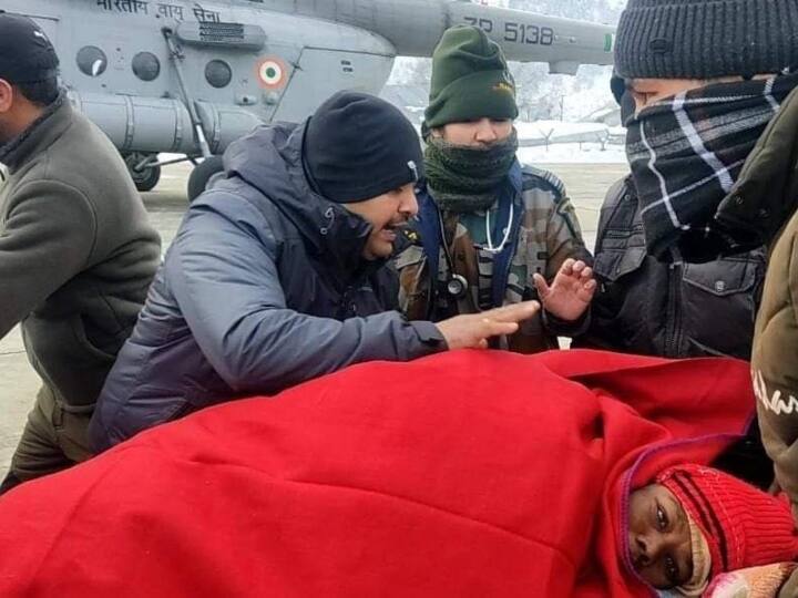 Jammu and Kashmir army jawans took pregnant woman to hospital after walking from snow covered village in Ramban Jammu and Kashmir: सेना ने रामबन में बर्फ से ढंके गांव को पार कर गर्मभवती महिला को पहुंचाया अस्पताल, परिजन ने किया धन्यवाद