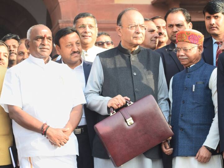 परंपरा को आगे बढ़ाते हुए, भारत के कई वित्त मंत्रियों ने बजट को संसद में लाने के लिए अलग-अलग रंग के ब्रीफकेस का इस्तेमाल किया. तत्कालीन वित्त मंत्री अरुण जेटली 2019 में अपने लाल-भूरे रंग के ब्रीफ़केस में बजट दस्तावेज़ लेकर आए थे. (PC- pib.gov.in)